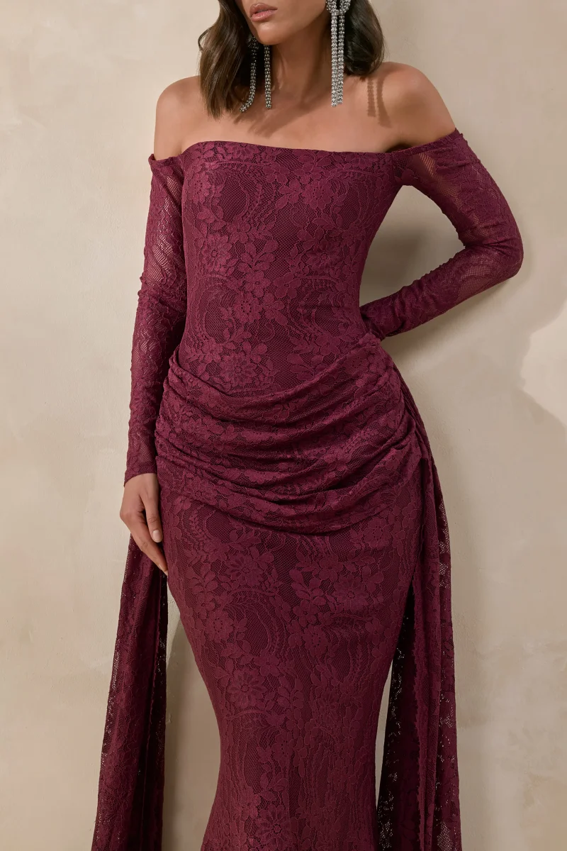 Parisse | Vestido Largo Burdeos De Encaje Con Escote Bardot Y Detalles Drapeados - Imagen 7