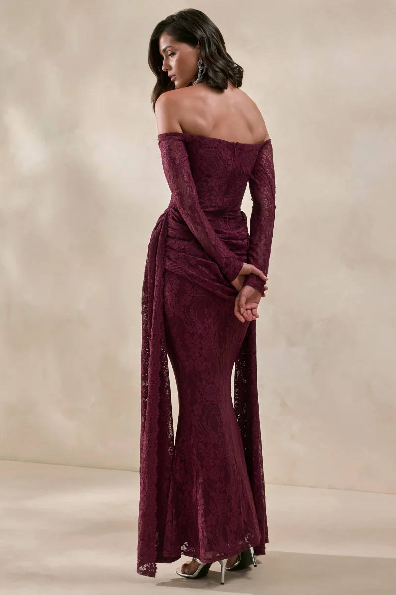 Parisse | Vestido Largo Burdeos De Encaje Con Escote Bardot Y Detalles Drapeados - Imagen 3