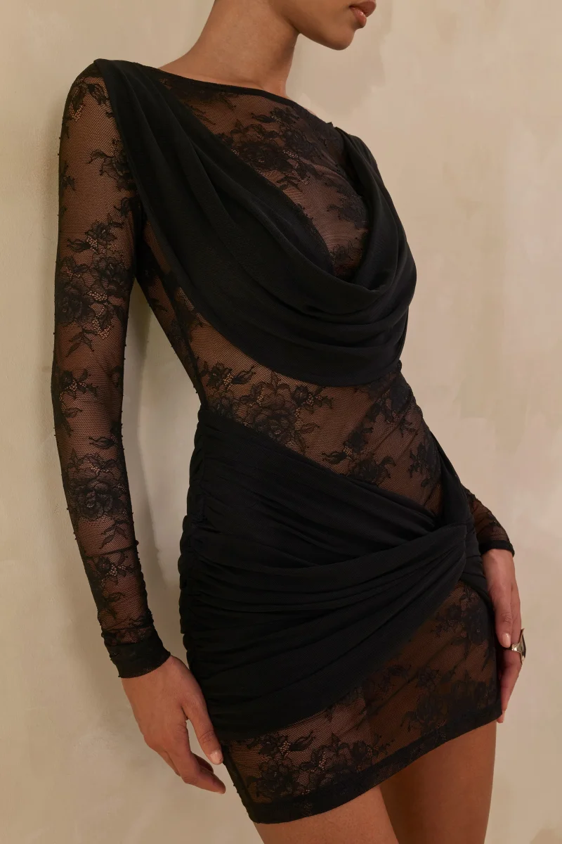 Olaria | Vestido Corto Negro De Encaje Con Escote Bardot Y Detalle Fruncido - Imagen 5