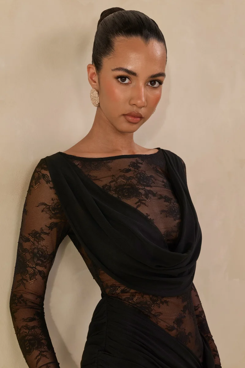 Olaria | Vestido Corto Negro De Encaje Con Escote Bardot Y Detalle Fruncido - Imagen 6
