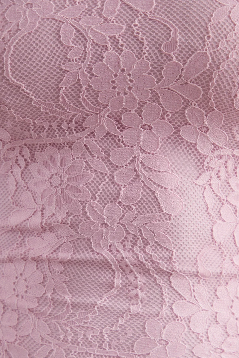 Enestra | Vestido Largo Rosa De Encaje Con Cuello Alto Y Falda Drapeada - Imagen 4