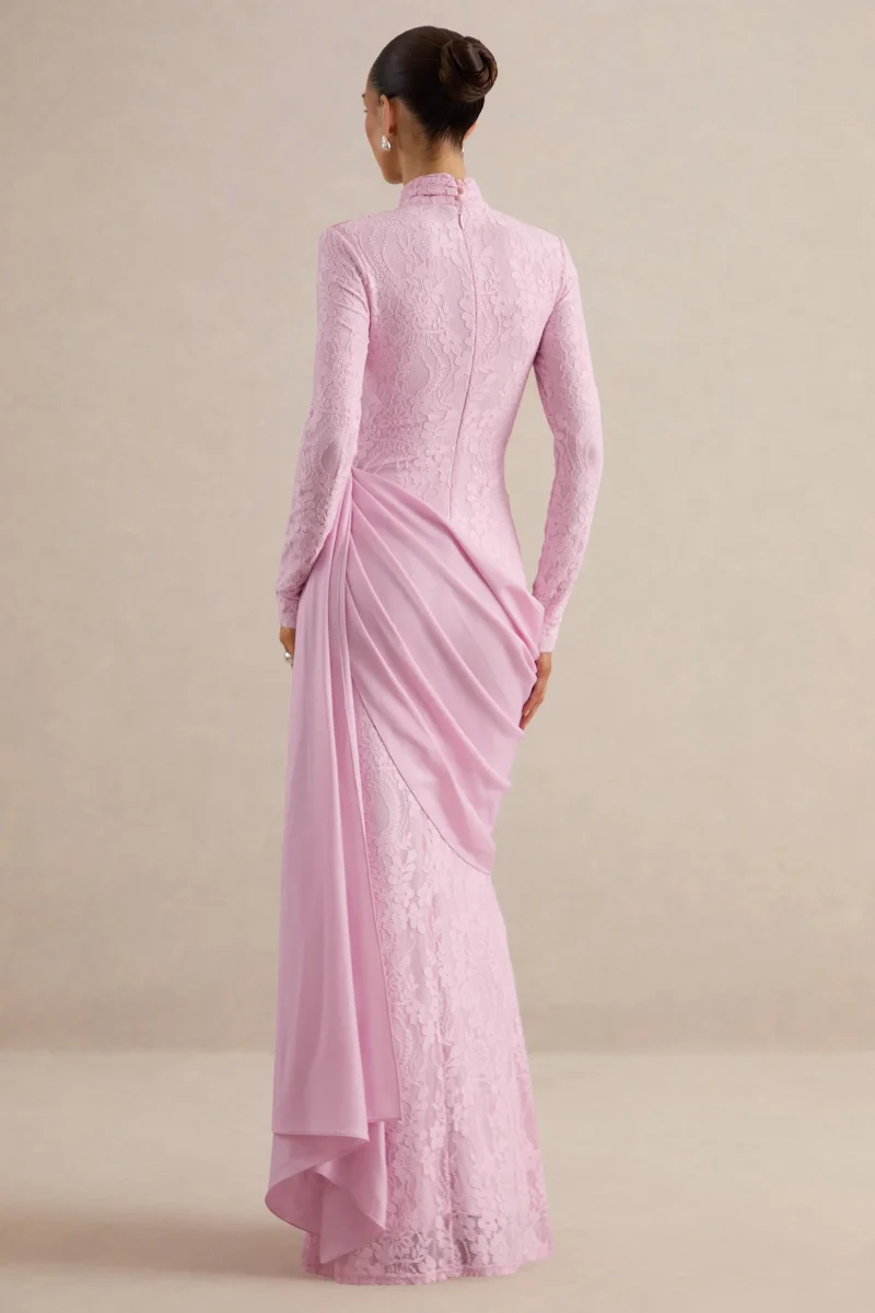 Enestra | Vestido Largo Rosa De Encaje Con Cuello Alto Y Falda Drapeada - Imagen 3