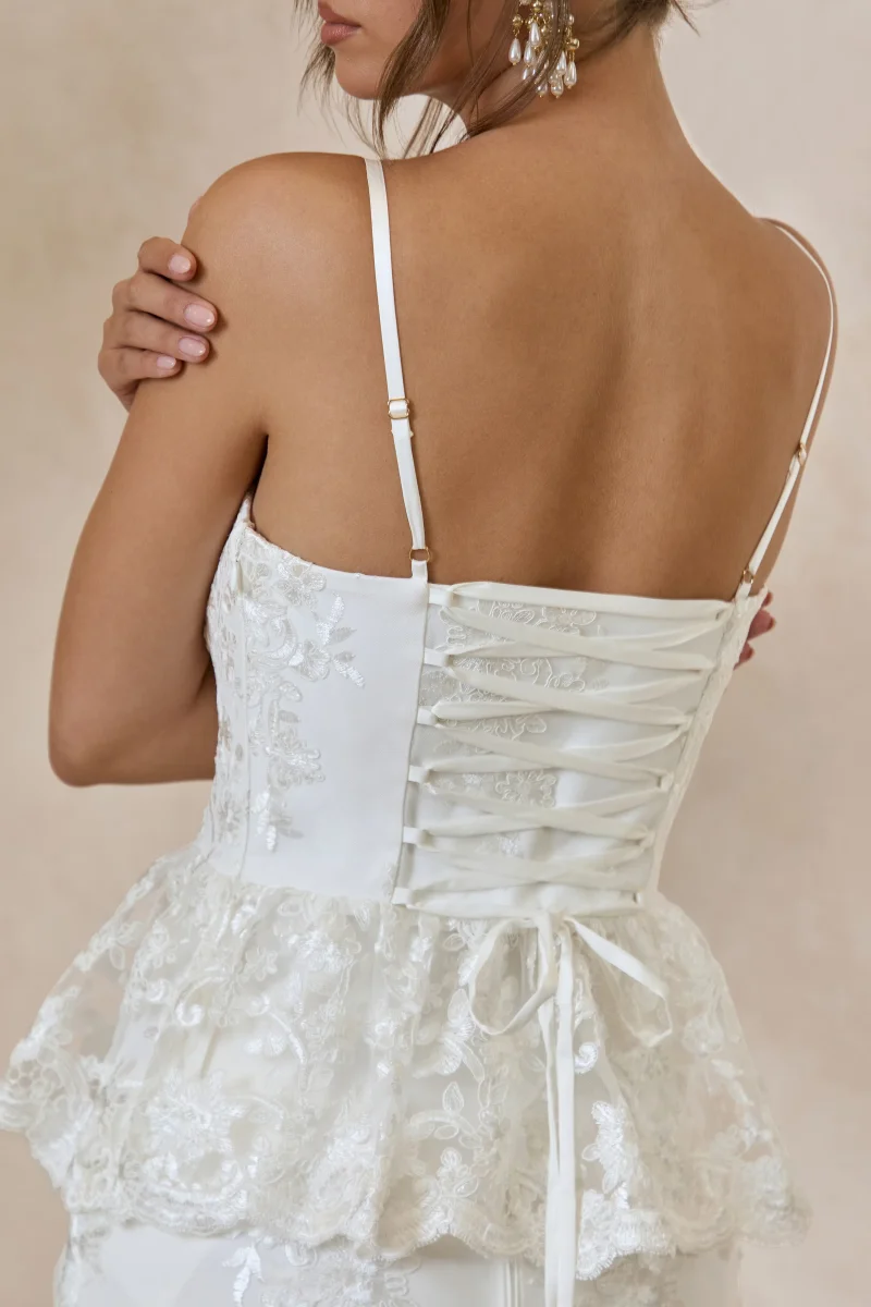 Revia | Top de encaje blanco con escote corazón - Imagen 5