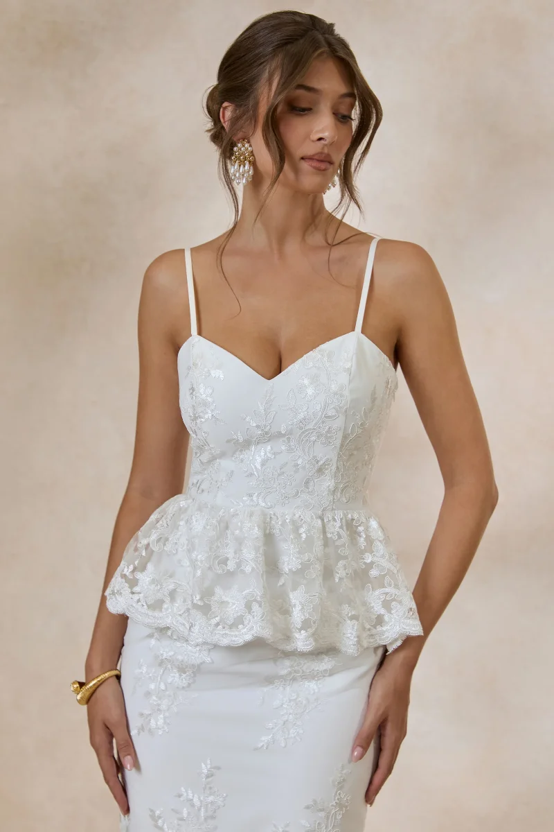 Revia | Top de encaje blanco con escote corazón