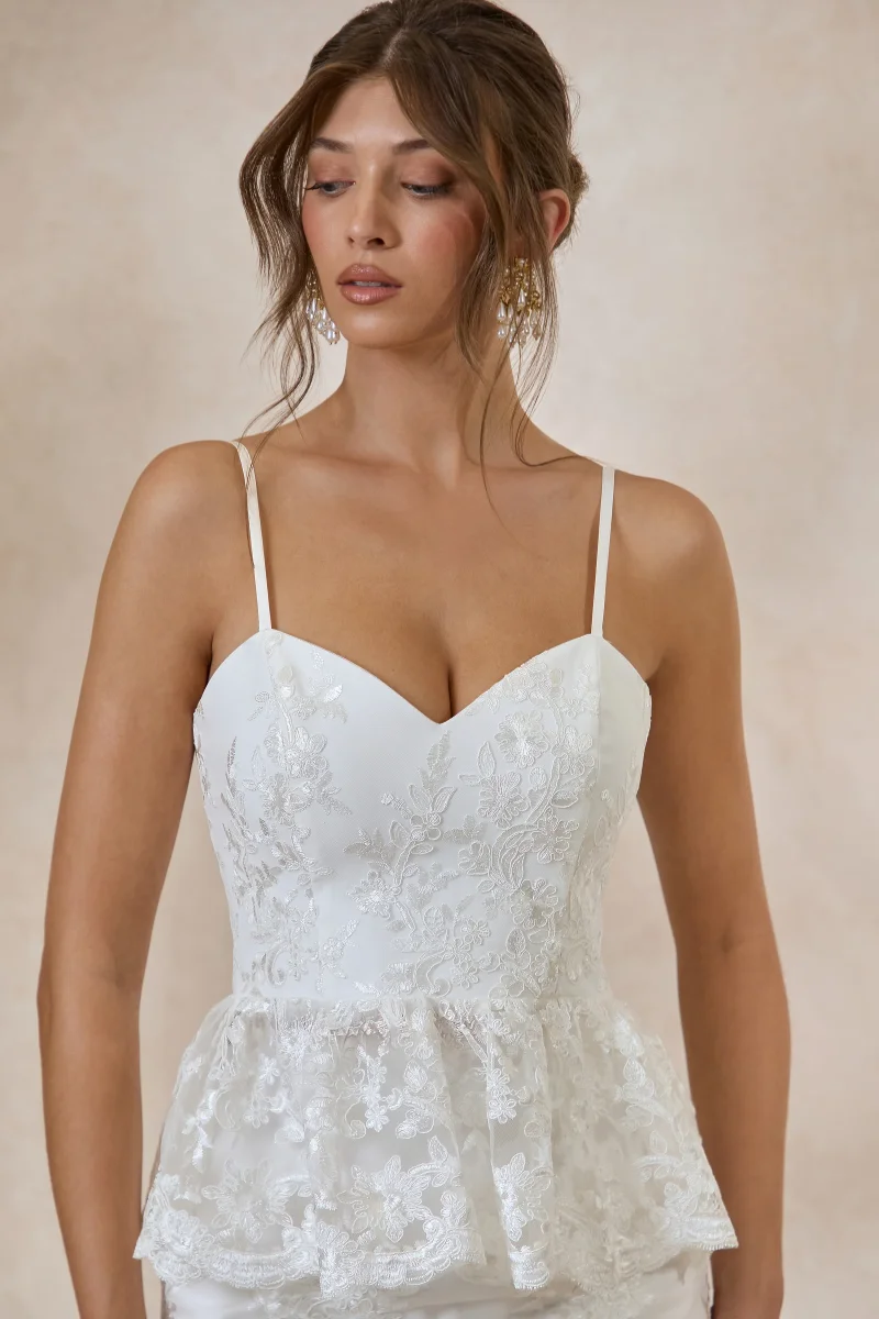 Revia | Top de encaje blanco con escote corazón - Imagen 4