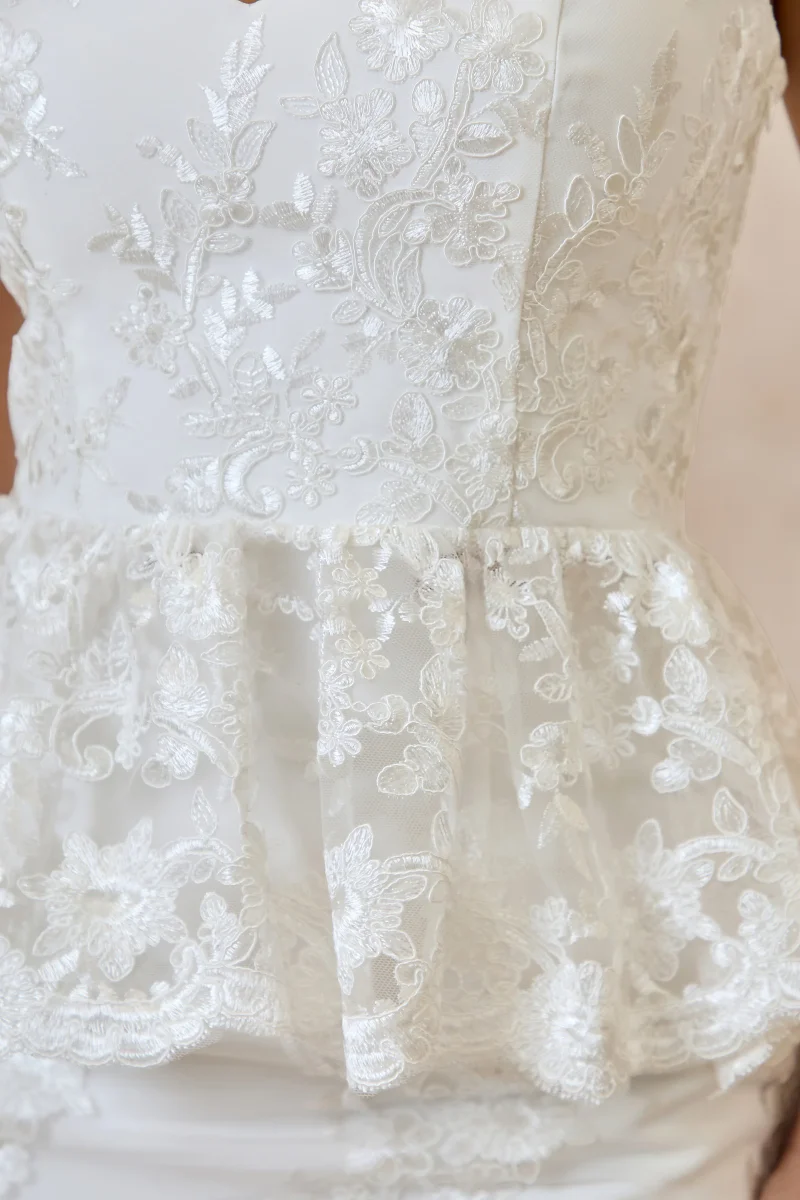 Revia | Top de encaje blanco con escote corazón - Imagen 6