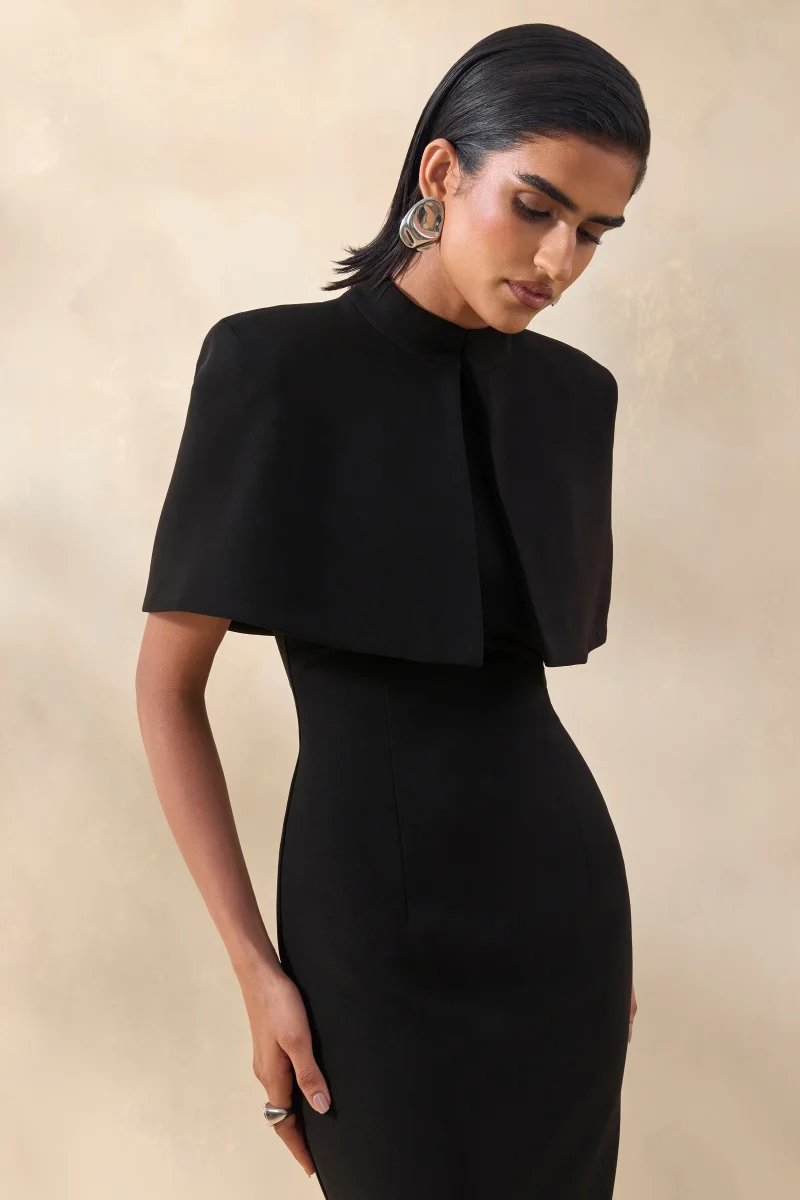 Deva | Capa Negra De Crepé Con Cuello Alto Y Abertura Frontal - Imagen 3