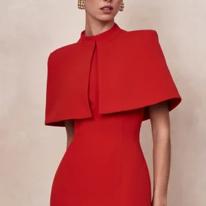 Deva | Capa roja con cuello alto
