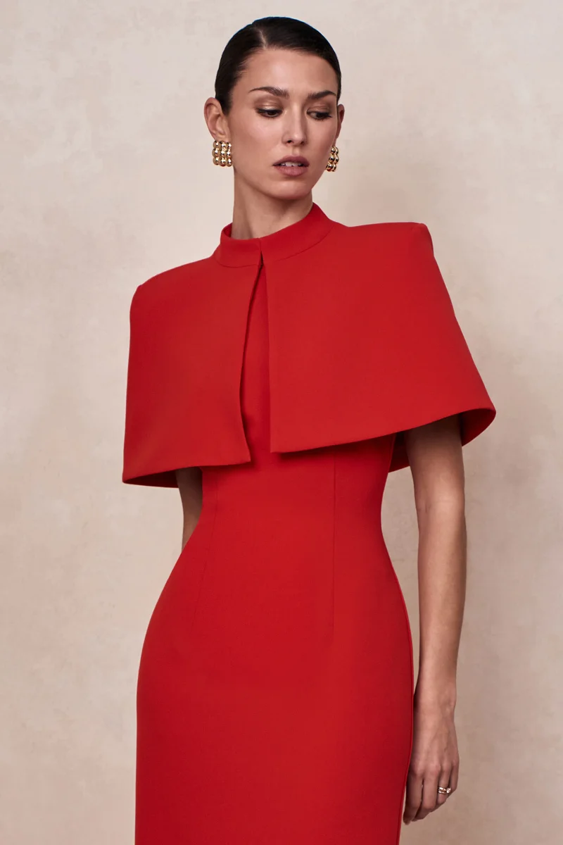 Deva | Capa roja con cuello alto - Imagen 2