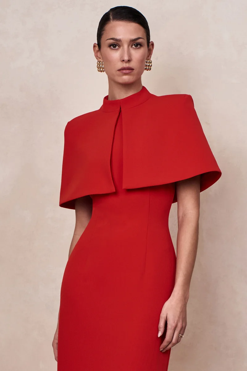 Deva | Capa roja con cuello alto - Imagen 5
