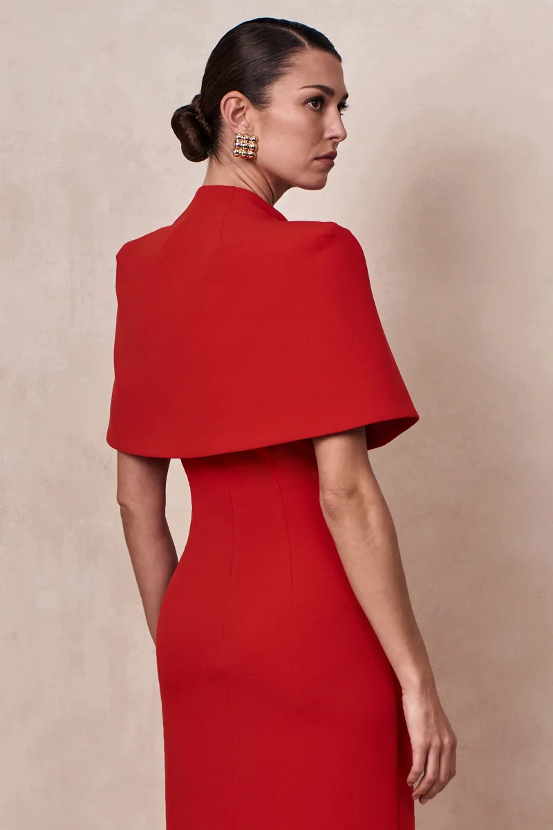 Deva | Capa roja con cuello alto - Imagen 3