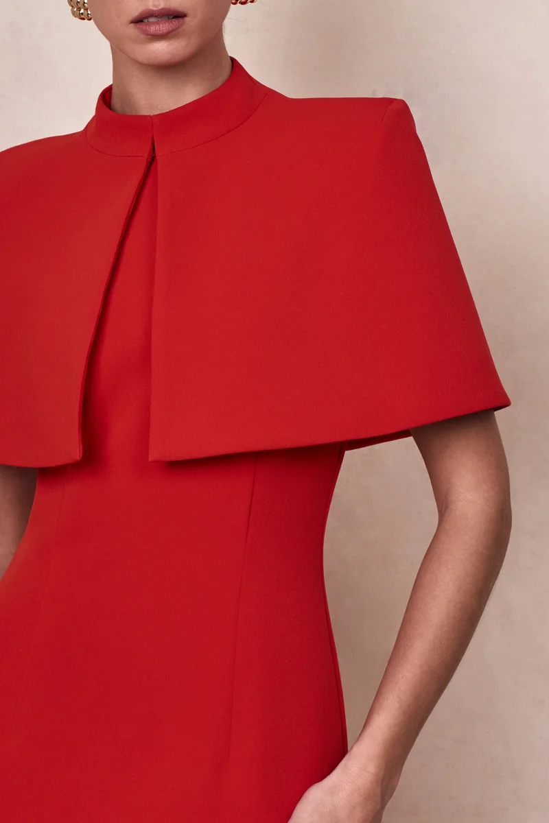 Deva | Capa roja con cuello alto - Imagen 4