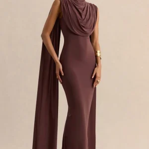 Patrina | Vestido Largo Marrón De Jersey Elástico Premium Con Cuello Alto Y Detalle De Capa