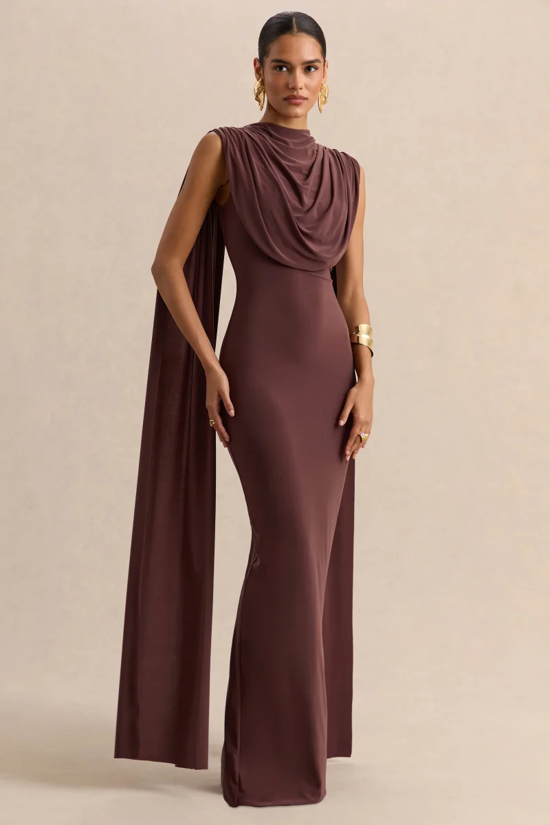 Patrina | Vestido Largo Marrón De Jersey Elástico Premium Con Cuello Alto Y Detalle De Capa