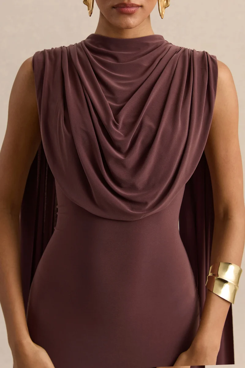Patrina | Vestido Largo Marrón De Jersey Elástico Premium Con Cuello Alto Y Detalle De Capa - Imagen 7