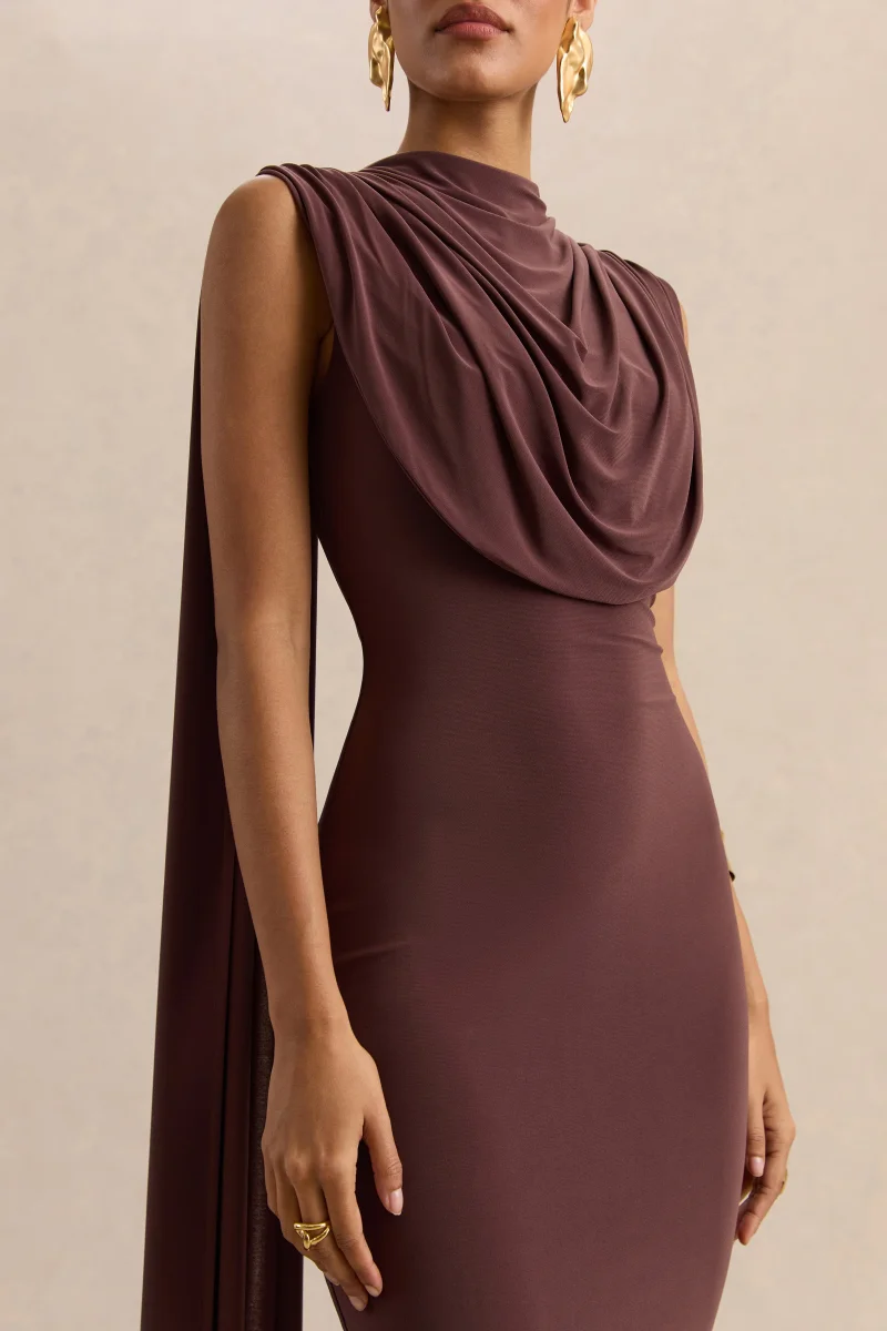 Patrina | Vestido Largo Marrón De Jersey Elástico Premium Con Cuello Alto Y Detalle De Capa - Imagen 4