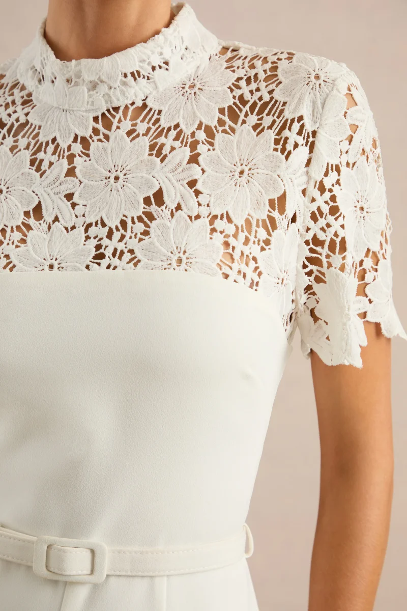 Liliana | Mono blanco de cuello alto con detalles de encaje - Imagen 7