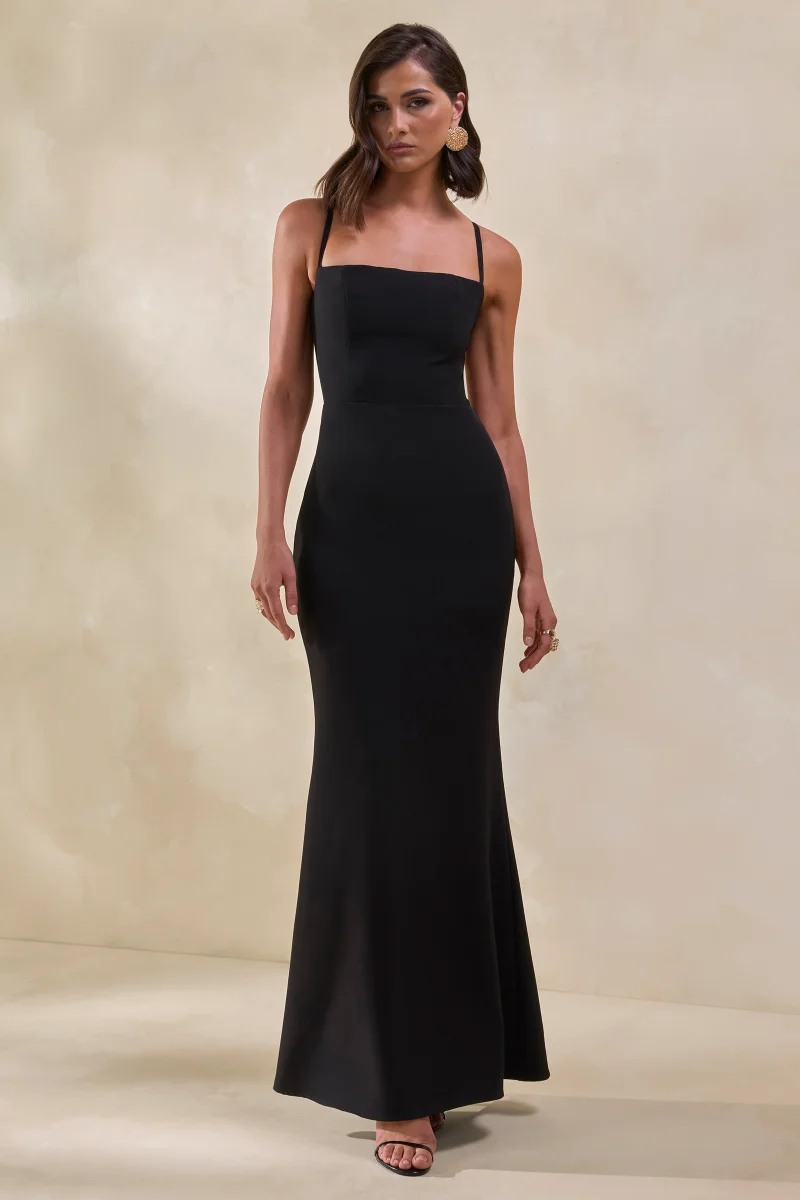 Zavira | Vestido Largo Negro de Escote Cuadrado