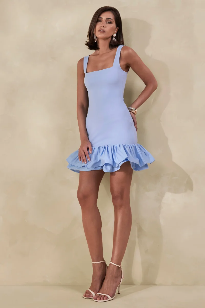 Isaline | Vestido Corto Azul Polvo Con Escote Cuadrado Y Bajo Con Volantes - Imagen 2