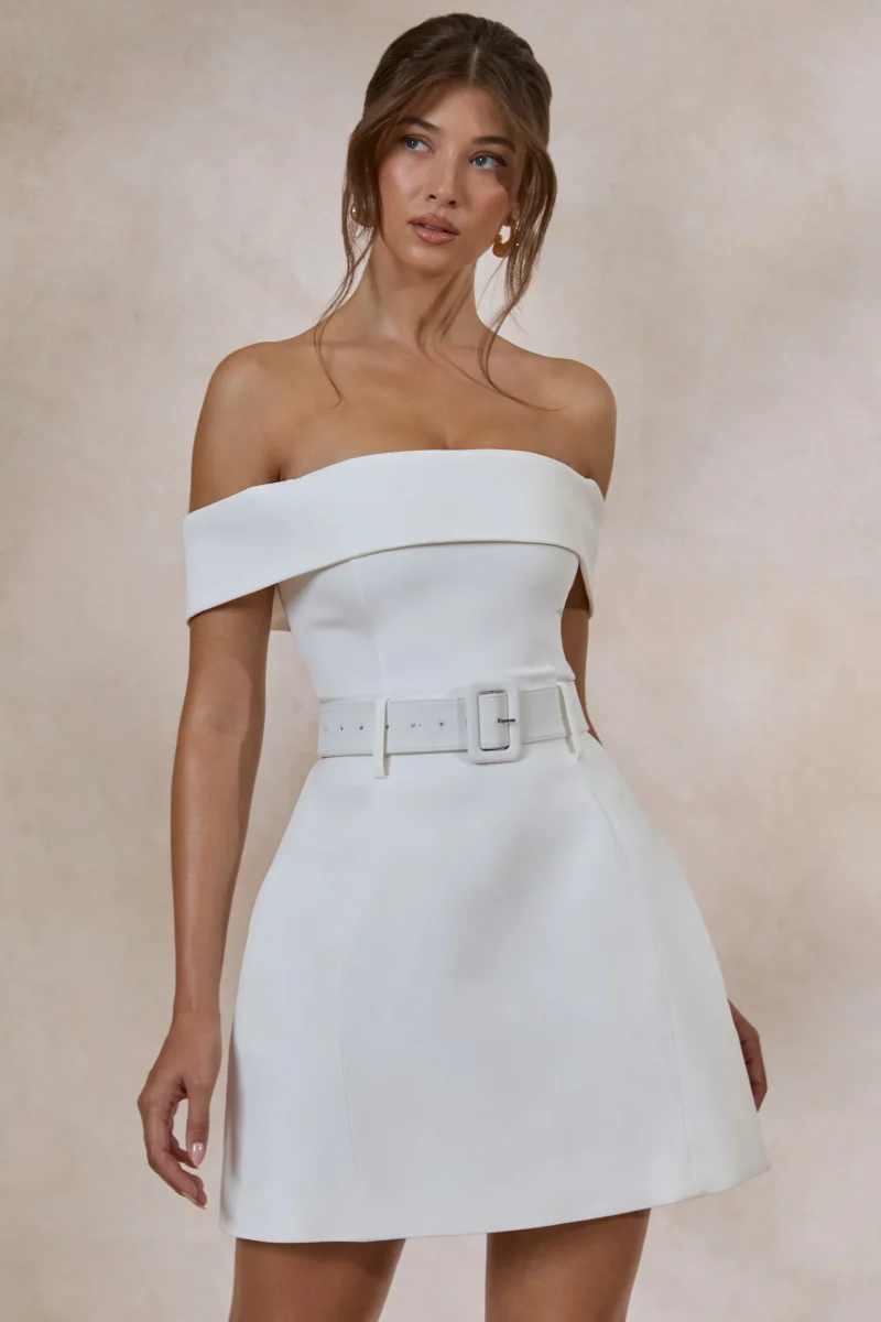 Cilly | Vestido Corto Blanco Con Escote Bardot Y Detalle De Cinturón - Imagen 2