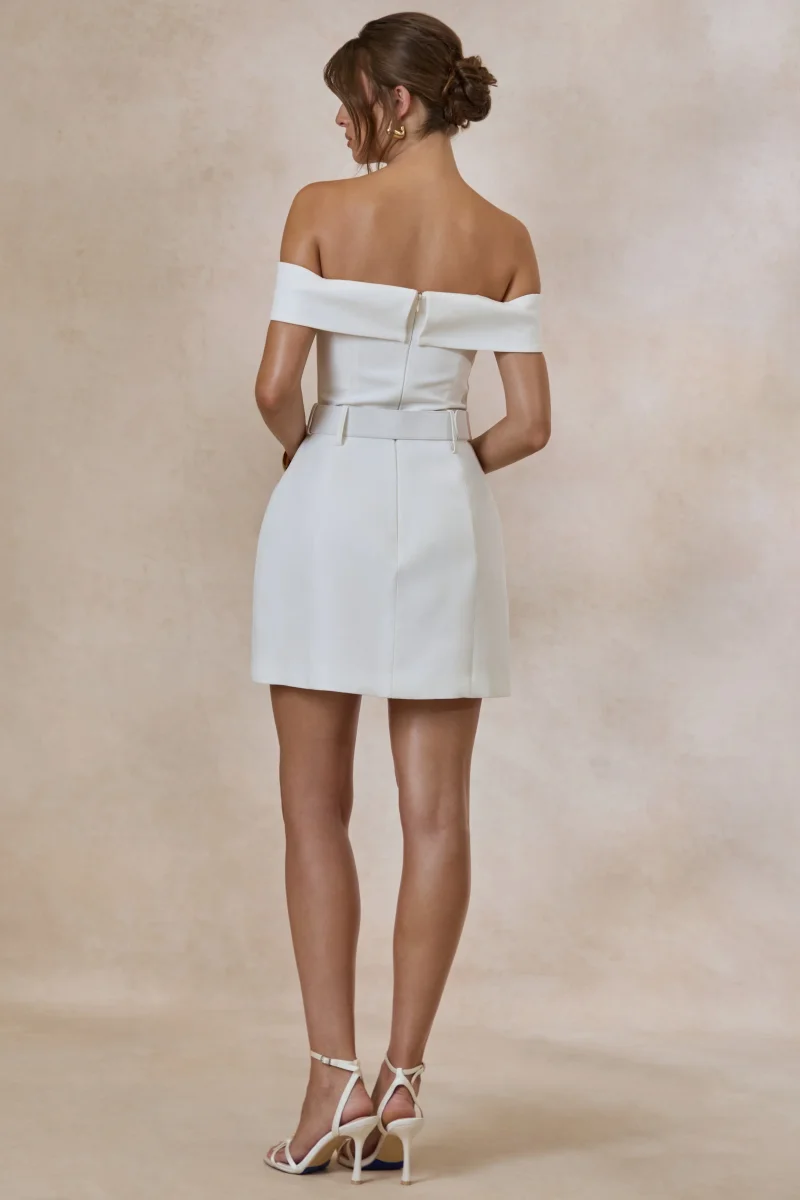 Cilly | Vestido Corto Blanco Con Escote Bardot Y Detalle De Cinturón - Imagen 3