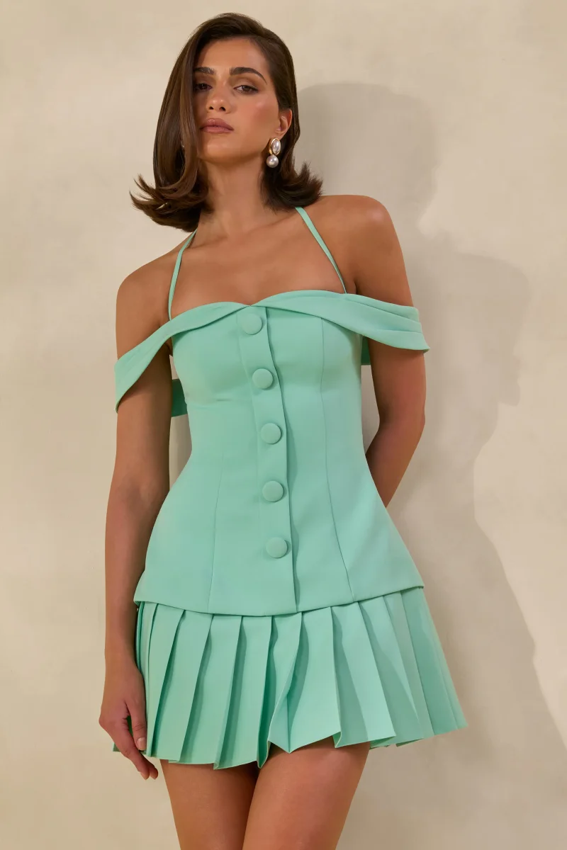 Celeta | Vestido Mini Verde Menta Con Escote Bardot, Detalle De Botones Y Bajo Plisado - Imagen 4