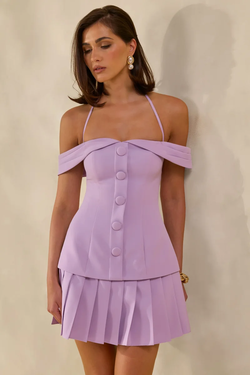 Celeta | Vestido Mini Lila Con Escote Bardot, Detalle De Botones Y Bajo Plisado - Imagen 4
