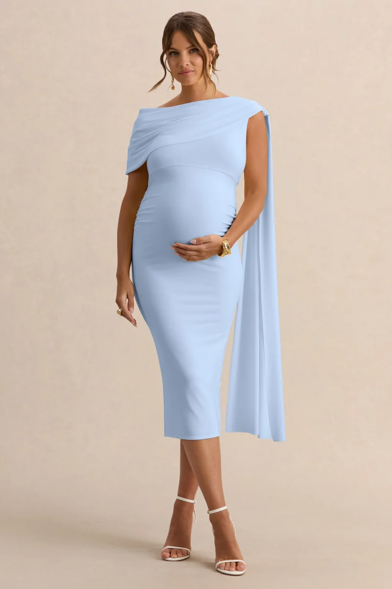 Braelyn | Vestido Midi Premamá Azul Claro Con Escote Asimétrico, Detalle Fruncido Y Fajín - Imagen 2