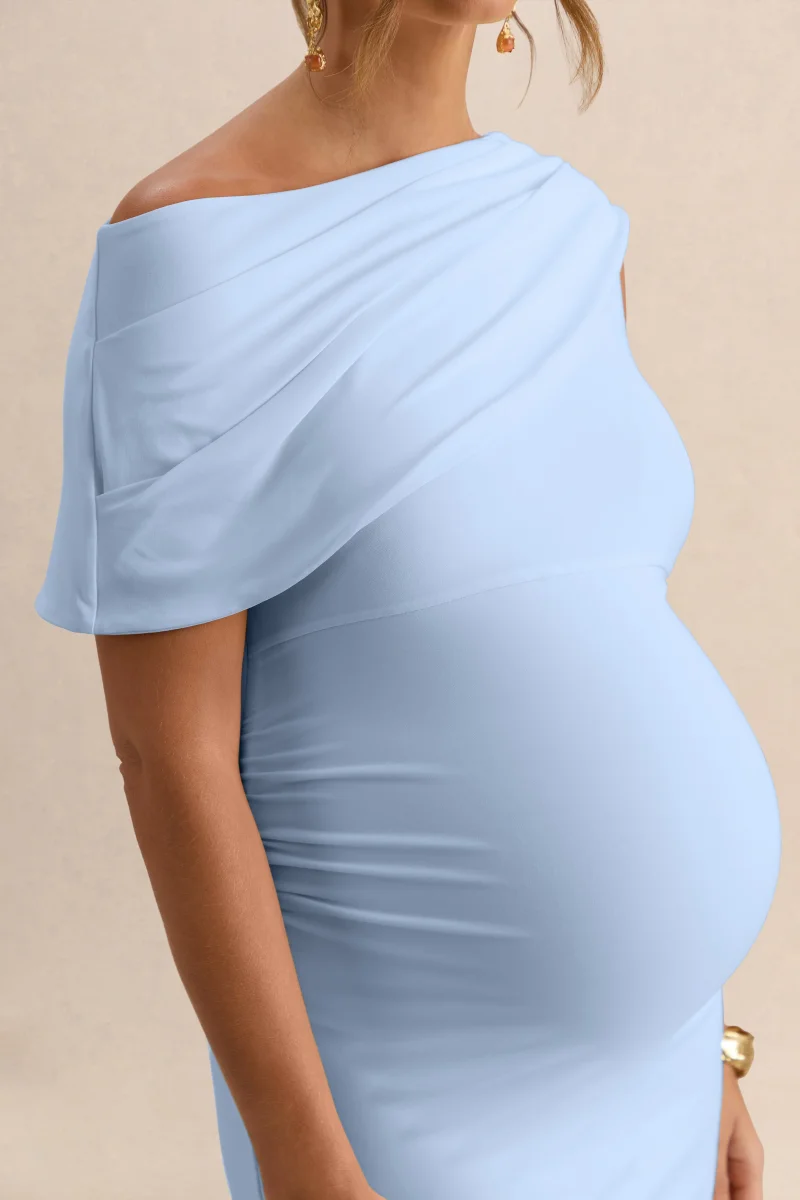 Braelyn | Vestido Midi Premamá Azul Claro Con Escote Asimétrico, Detalle Fruncido Y Fajín - Imagen 6