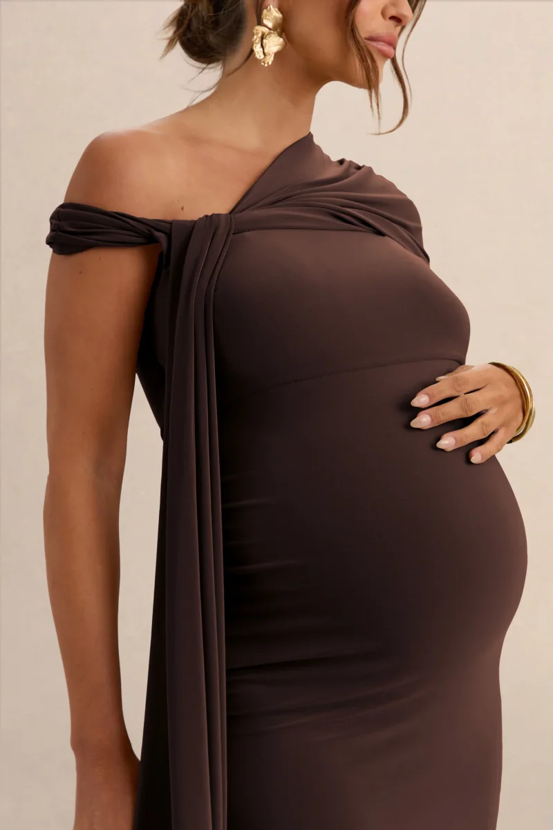 Isela | Vestido Largo Marrón oscuro Premamá de Escote Asimétrico con Detalle de Fajín - Imagen 6