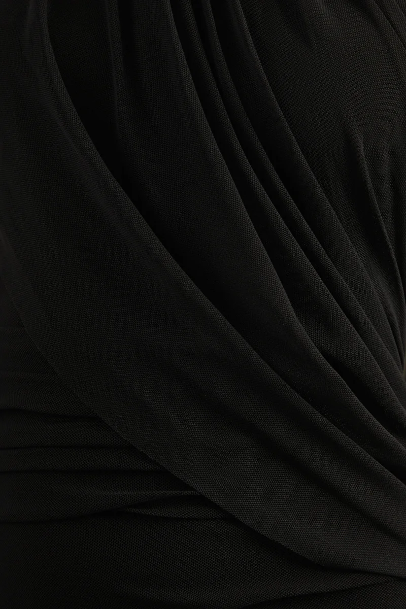Gelsey | Vestido Largo Negro Con Cuello Asimétrico Y Pañuelo - Imagen 8