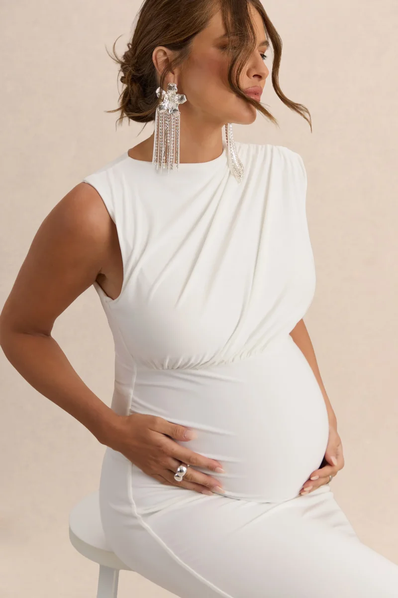 Osanna | Vestido Largo Premamá Blanco De Jersey Elástico Premium Con Escote Amplio Y Detalle Fruncido - Imagen 4