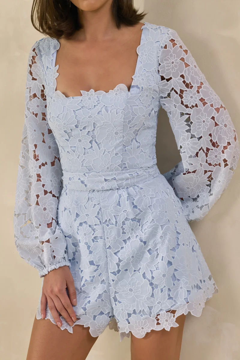 Korinna | Mono Azul De Encaje Con Cuello Cuadrado Y Detalle De Cinturón - Imagen 7