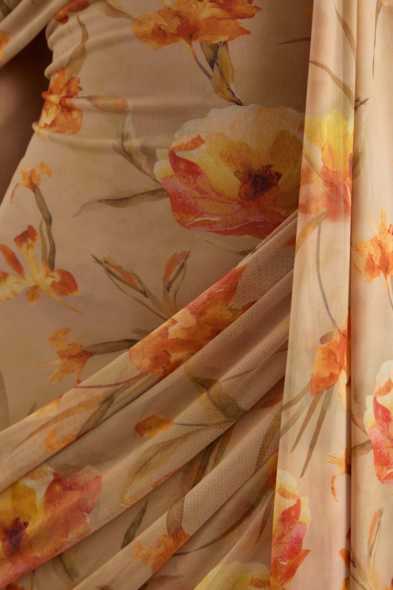Afton | Vestido Largo De Malla Naranja Floral Con Escote Asimétrico Y Detalle De Faja - Imagen 7