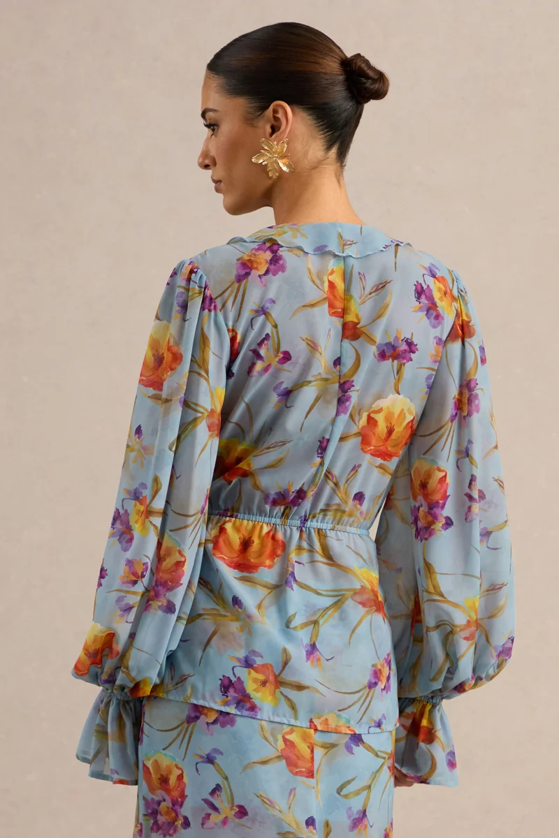 Alveta | Top Azul Floral De Chifón Transparente Con Cuello En V Y Detalle Con Volantes - Imagen 3