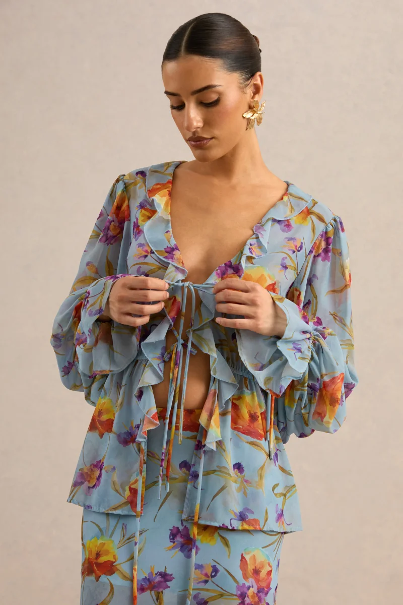 Alveta | Top Azul Floral De Chifón Transparente Con Cuello En V Y Detalle Con Volantes - Imagen 4