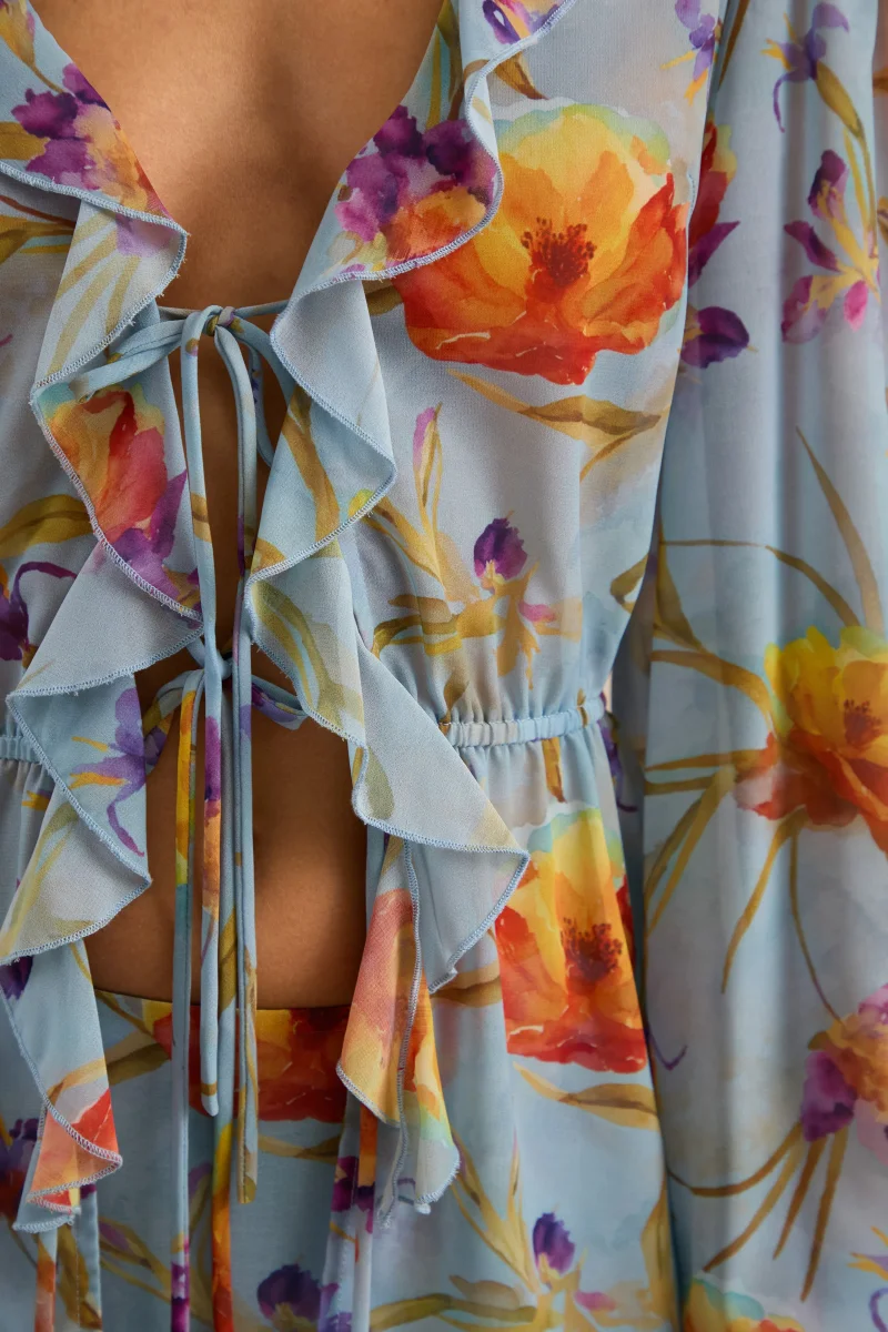 Alveta | Top Azul Floral De Chifón Transparente Con Cuello En V Y Detalle Con Volantes - Imagen 7