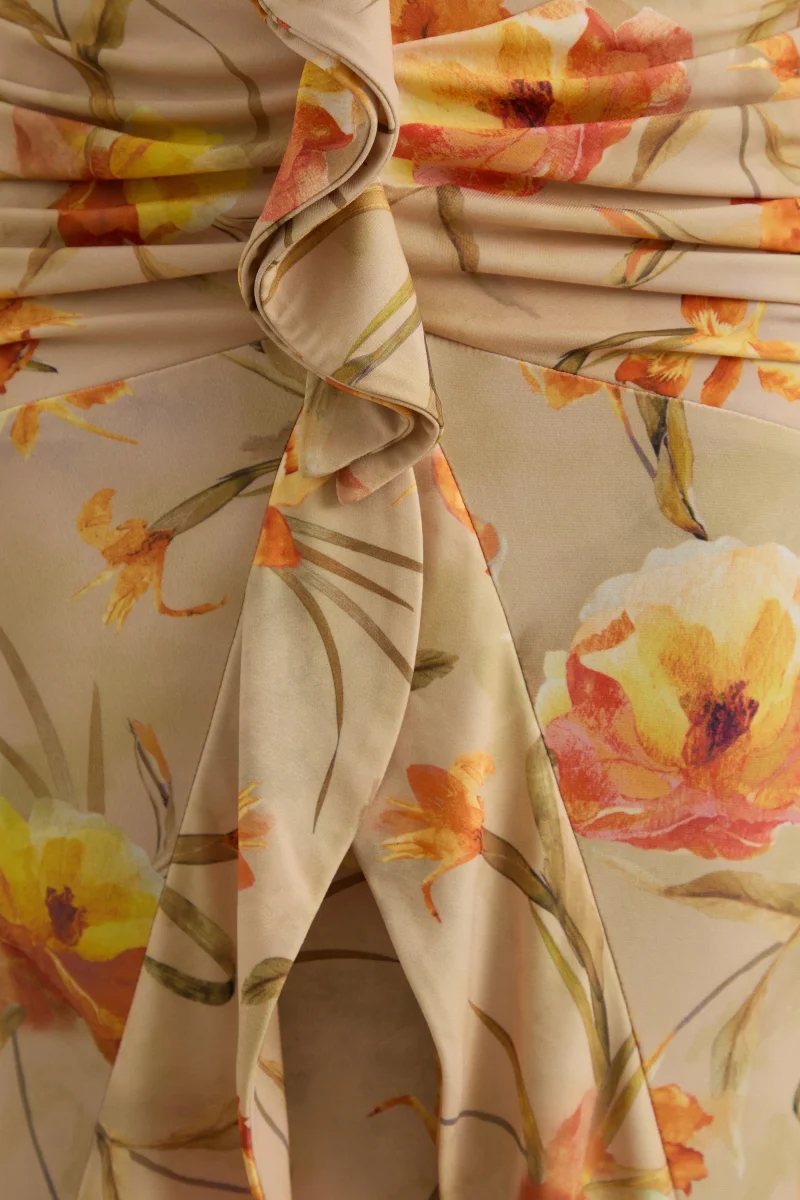Amali | Vestido largo con estampado floral naranja, escote en V y detalles de volantes - Imagen 7