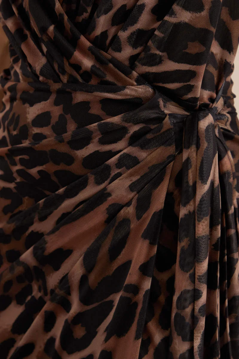 Anwen | Vestido Largo De Malla Con Estampado De Leopardo, Cuello En V Y Abertura Alta Delantera - Imagen 7