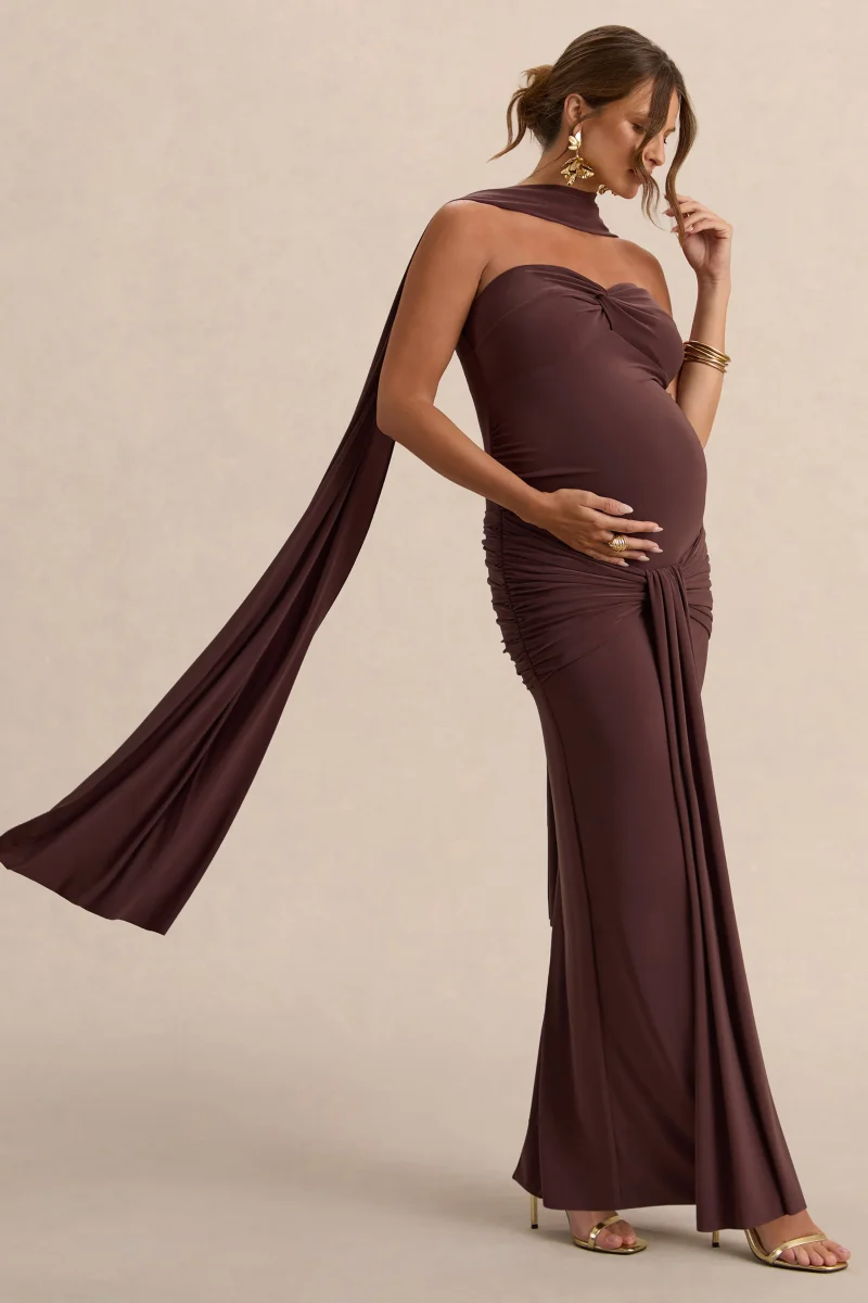 Faustina | Vestido Largo Premamá Marrón Oscuro Con Escote Palabra De Honor, Detalle De Pañuelo Y Detalle Fruncido - Imagen 5