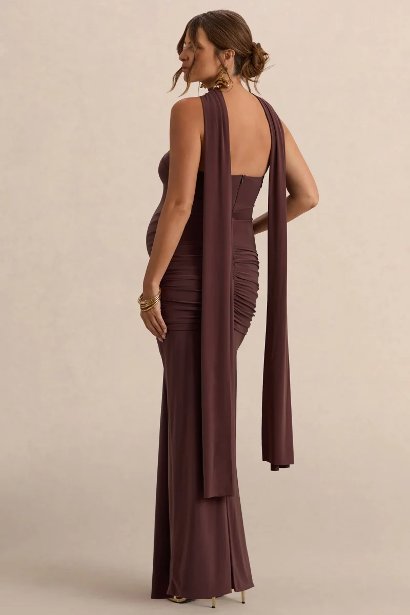Faustina | Vestido Largo Premamá Marrón Oscuro Con Escote Palabra De Honor, Detalle De Pañuelo Y Detalle Fruncido - Imagen 3