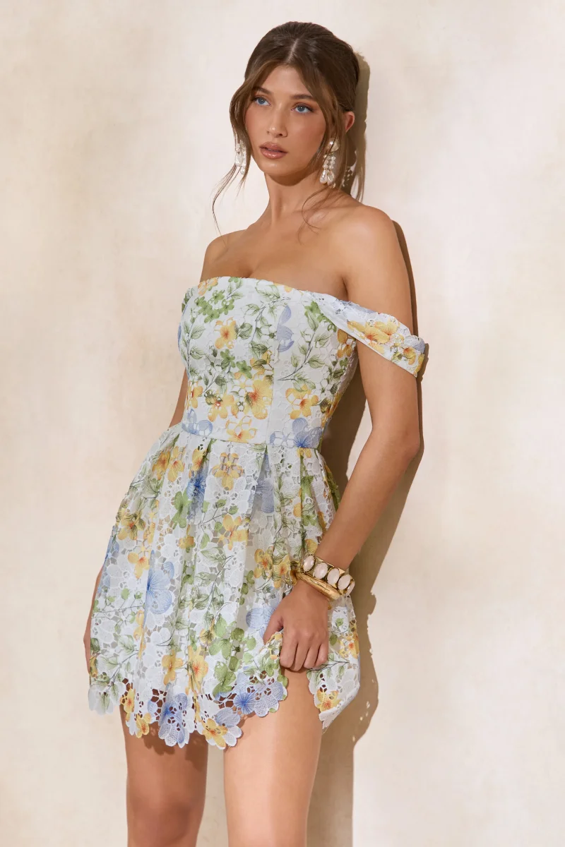 Letizia | Vestido Corto Blanco De Encaje Floral Con Escote Bardot - Imagen 4