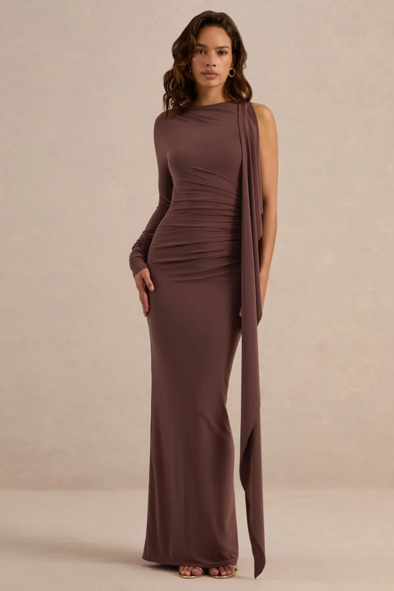 Epona | Vestido maxi en marrón oscuro con escote amplio, una manga larga y detalle de fajín - Imagen 6