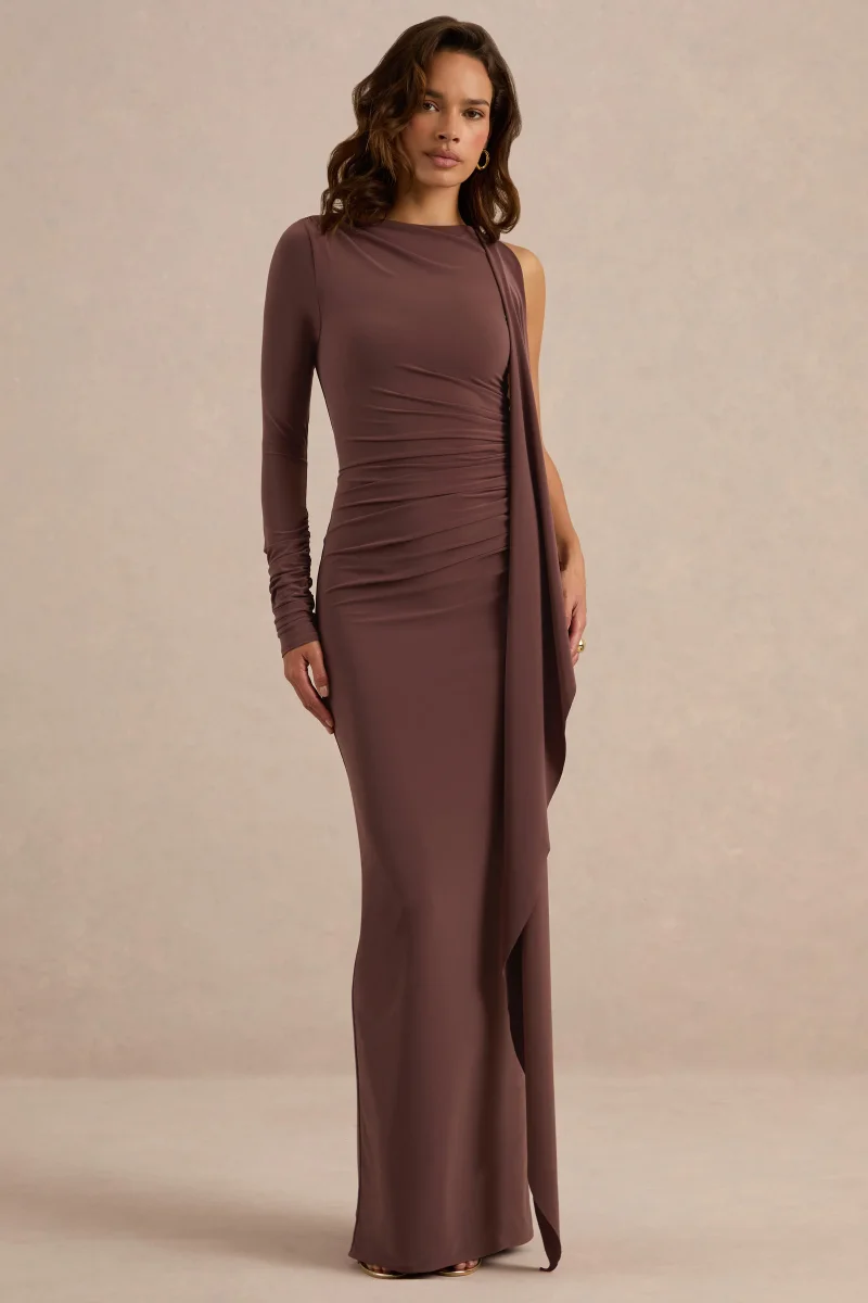 Epona | Vestido maxi en marrón oscuro con escote amplio, una manga larga y detalle de fajín - Imagen 4