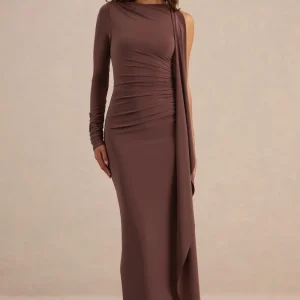 Epona | Vestido maxi en marrón oscuro con escote amplio, una manga larga y detalle de fajín
