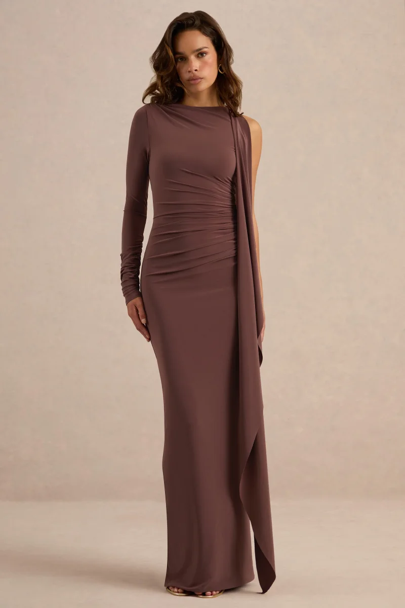 Epona | Vestido maxi en marrón oscuro con escote amplio, una manga larga y detalle de fajín - Imagen 2