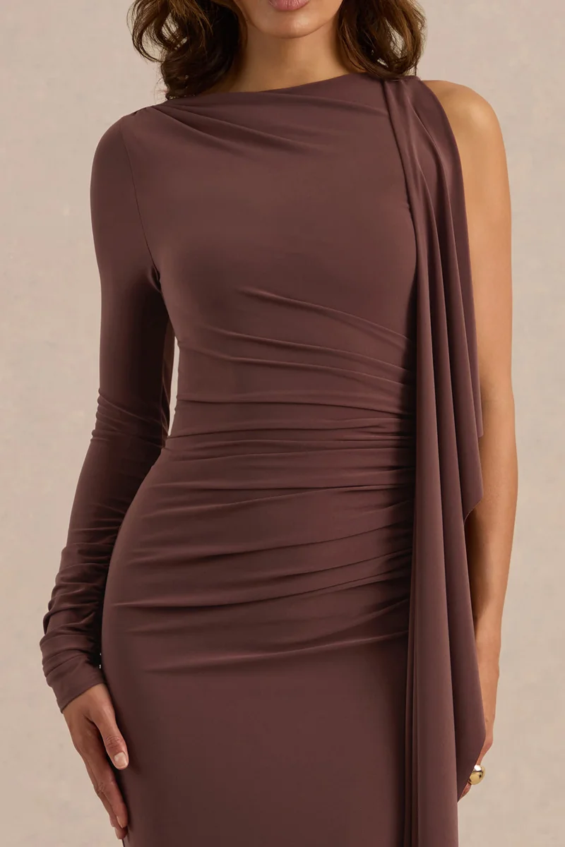 Epona | Vestido maxi en marrón oscuro con escote amplio, una manga larga y detalle de fajín - Imagen 7