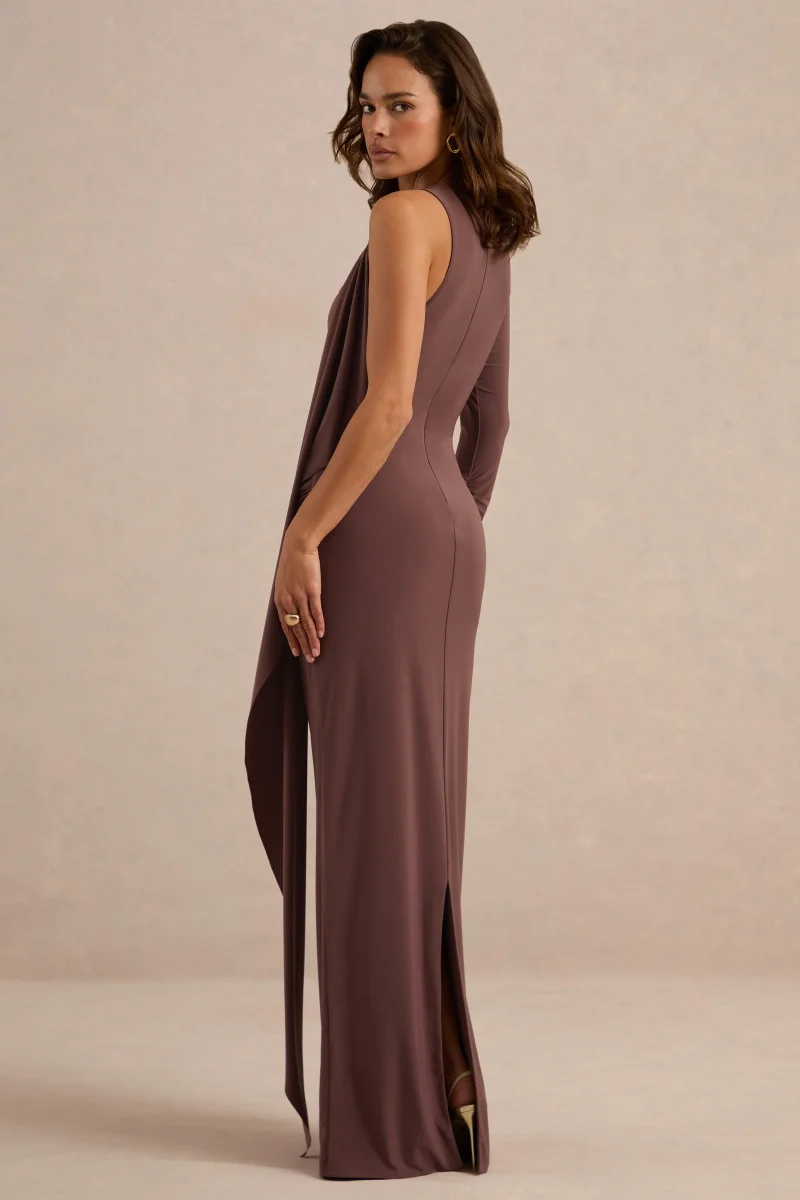 Epona | Vestido maxi en marrón oscuro con escote amplio, una manga larga y detalle de fajín - Imagen 3
