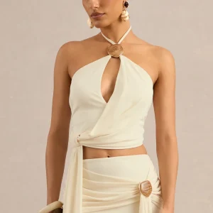 Liviana | Top color crema con escote halter, detalle fruncido y detalle dorado