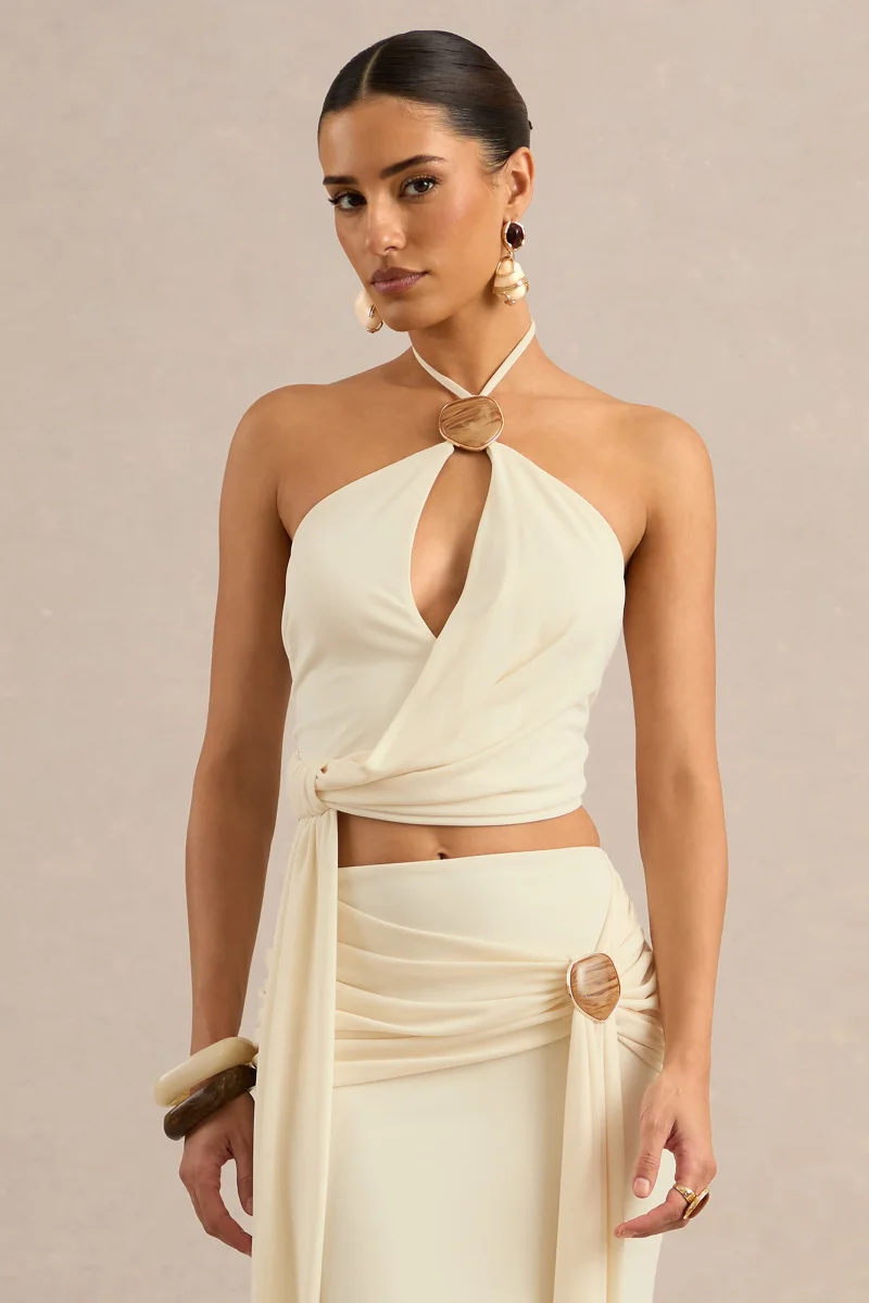 Liviana | Top color crema con escote halter, detalle fruncido y detalle dorado - Imagen 2